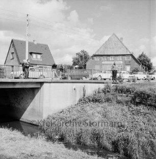 Zarpen: Amtsfeuerwehrfest des Amtes Zarpen: Zuschauer auf Brücke über Heilsau: im Hintergrund parkende Pkws und Bauernhäuser