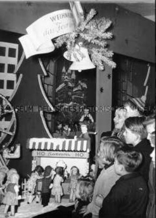 Weihnachtsausstellung für Kinder im HO-Warenhaus am Alexanderplatz