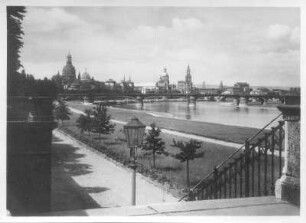 Dresden-Altstadt. Blick über das linke Elbufer "Neue Anlagen" von Höhe Albertbrücke auf die Stadtsilhouette. Reproduktion (Ratsdruckerei Dresden GmbH um 1950) einer Fotografie nach 1935