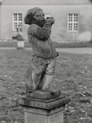 Putto mit Becher und Flasche
