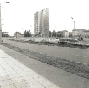 Cottbus, Thiemstraße 71. Wohnhochhaus (1966). Blick über Straßenbahngleise nach Nordost