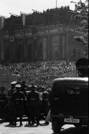 Parade der Legion Condor vor Adolf Hitler
