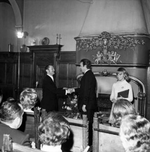 Herrenhaus [Schloss Tremsbüttel]: Verleihung des "Goldenen Bildschirms": Innenansicht: Festsaal: Verleihung des Preises an Sänger und Schauspieler Peter Alexander: vorn Stuhlreihen mit Preisträgern und Gästen, Rückansicht