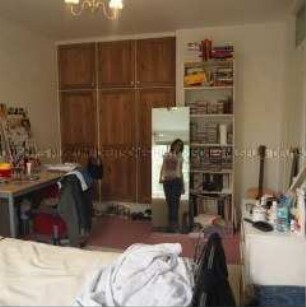 Jugendzimmer mit Spiegelbild einer Jugendlichen (Altersgruppe 18-21)