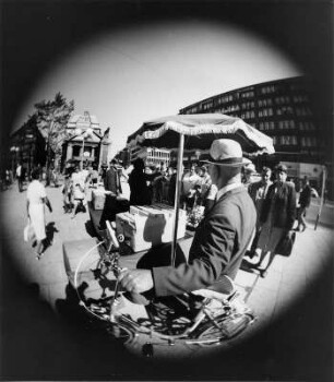 Hamburg. Straßenszene Spitalerstraße. Aufgenommen mit einem Fisheye-Objektiv