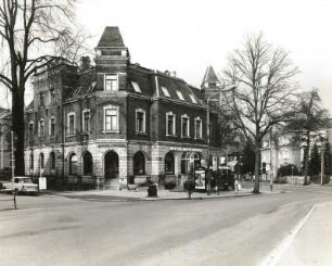 Dresden-Strehlen, August-Bebel-Straße 33/Ecke Wasaplatz. Wohnhaus (Wasa-Apotheke). Um 1895. Eckansicht