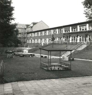 Dresden-Pieschen, Wurzener Straße 19. Kindereinrichtung (um 1960). Gartenansicht mit Spielplatz