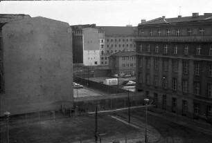 Berlin: Reichstagsgebäude; vom Sitzungszimmer auf Sperrmauer Dorotheenstraße