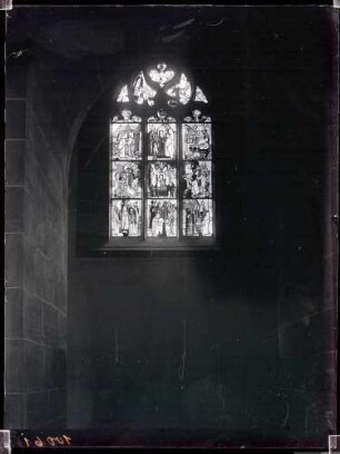 katholische Stadtpfarrkirche; nördlicher Seitenaltar, Glasfenster