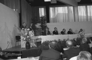 Freiburg: Kongresshalle [am Karlsplatz], Ansprache, Bundeskanzler Helmut Schmidt, mit Präsidium