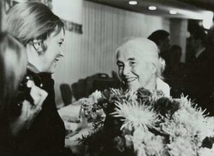Seghers, Anna, geb. Netty Reiling : Portraitaufnahme während des VII. Schriftstellerkongresses der DDR