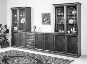 Anbaustrecke mit Vitrinenschränken : Leipzig. Leipziger Herbstmesse, 1986. Speisezimmer. Holz, folienbeschichtet in Mahagonioptik (1986; VEB Möbelkombinat Zeulenroda-Triebes (ZEUTRIE)). Anbaustrecke mit Vitrinenschränken