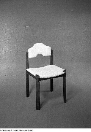 Stuhl mit gepolsterter Sitzfläche und Rückenlehne