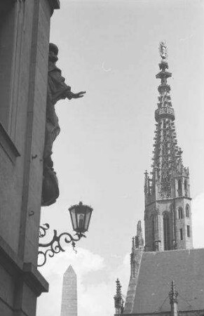 Würzburg: Turmspitze mit Laterne im Vordergrund und Profil eines Marienbildnisses