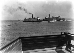 Fährboot : Blick auf zwei Dampfschiffe