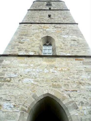 Alexanderkirche - Kirchturm von Westen mit Inschrifttafel am Gesims zum ersten Obergeschoß (Bauinschrift)-20042014--