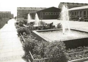 Riesa-Weida, Greifswalder Straße. Neubaugebiet mit Vier-Geschossern, vorn Springbrunnen
