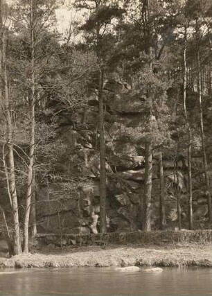 Spreetal : Oberlausitz. Spreetal oberhalb von Bautzen. Prallhang an der Brücke oberhalb der Weiten Bleiche