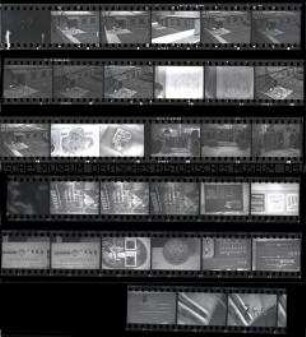 Schwarz-Weiß-Negative mit Aufnahmen von Haustyp-Modellen und Verkehrsplänen auf einer Berliner Bauausstellung