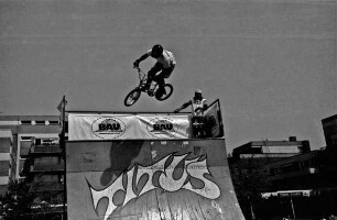 Rathausplatz: Titus-Show-Team aus Münster zeigt Stunts mit Rollschuhen, Skateboards und Bicycle Motocross-Fahrrädern (BMX-Fahrrad) auf einer Veranstaltung des Baugewerbeverbands Schleswig-Holstein für die Ausbildung als Handwerker