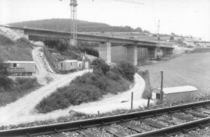 Talbrücke Mittelsinn, Betonieren der Felder 4 und 5. Blick von der bestehenden Nord-Süd-Strecke