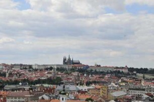 Stadtübersicht von Prag : Vom Turm des Neustädter Rathauses am Karlsplatz bietet sich ein guter Rundblick über die Altstadt von Prag. Bildmitte hinten: der Hradschin mit dem Veitsdom, aufgenommen 2008
