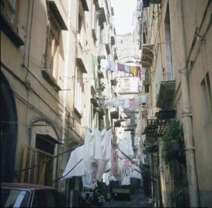Neapel. Blick in eine Gasse