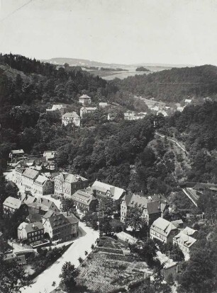 Tharandt. Stadtzentrum mit Pienner Straße, Dresdner Straße und Schillerstraße mit Rathaus. Blick nach Nordwest