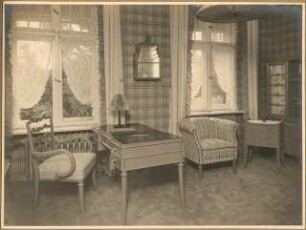 Haus Ury, Berlin-Nikolassee Inneneinrichtung: Schlafzimmer der Tochter Schreibtisch und Sesselecke vor Fenster