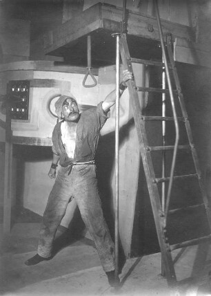 Bruno Decarli als Grand im Schauspiel "Anarchie in Sillia" von Arnolt Bronnen. Staatsschauspiel Dresden, Dresdner Erstaufführung 17.8.1924. Fotografie (Negativabzug auf Papier) von Ursula Richter