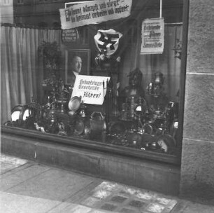 Dresden, Metallsammlung 1940. Ein mit Spenden, Hitlerportrait und Hakenkreuzfahne und Plakaten ausgeschmücktes Schaufenster in Dresden