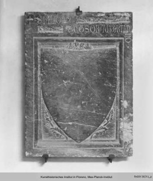 Grabstein mit Inschrift und Wappen