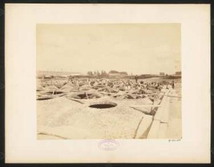 Die Städtischen Wasserwerke von Berlin: Bau eines Reinwasserbehälters (?): Blick von Außen/oben auf gemauerte Gewölbe in verschiedenen Stadien