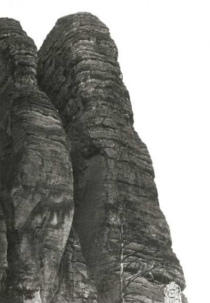 Sächsische Schweiz, Rathener Gebiet. Vexierturm. Seilschaft Willy Benke im oberen Teil der Weinertwand (VIIa [VIIb])