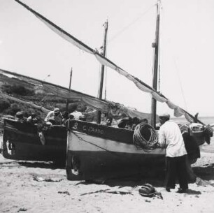 Castelsardo. Sardinien. Italien. Fischerboote im Hafen. Fischer bei der Arbeit