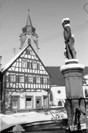 Dornstetten: Brunnen mit Ritterstandbild, seitlich mit Kirchturm