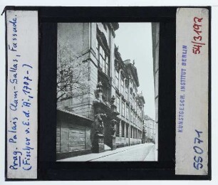 Prag, Palais Clam-Gallas : Außenansicht, Fassade, linker Seitenrisalit, Portal