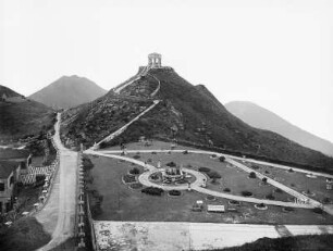 Hongkong. Blick über eine Grünanlage zum Victoria Peak (552 m) mit Tempietto