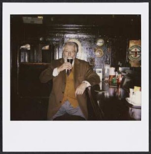 Wolfram Siebeck trinkt ein Guinness am Tresen eines Pubs in Dublin