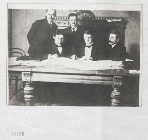 Die ukrainische Delegation in ihrem Arbeitszimmer in Brest-Litowsk bei Ausarbeitung des Friedensvertrages