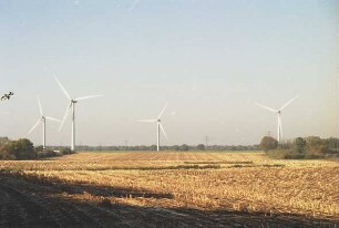 Ortsausgang Richtung Neverstaven: Windräder