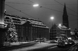 Freiburg: Platz am Siegesdenkmal mit Tannenbaum und Münster