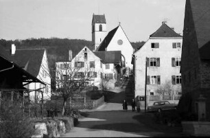 Haltingen: Straße mit Kirche, von unten