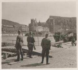 Wehrmachtssoldaten, Posten an der Pionierbrücke bei Dinant