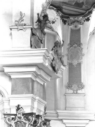 Putti mit Lilie