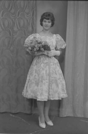 Junge Dame mit Blumenstrauß