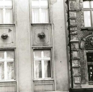 Cottbus, Karl-Liebknecht-Straße 104. Wohnhaus mit Laden (A. 20. Jh.), Fenster (1. und 2. Obergeschoß)