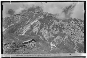Stubaier Alpen. Starkenburger Hütte (2229 Meter) mit Hohem Burgstall (2513 Meter)