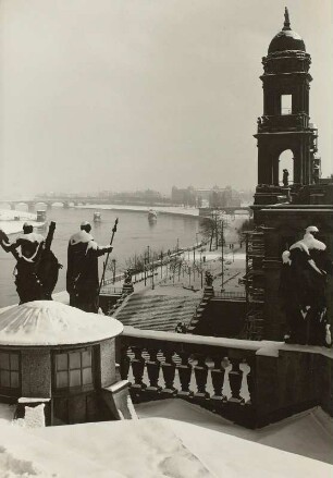 Brühlsche Terrasse : Blick vom Dach der Katholischen Hofkirche auf die Elbe und die Brühlsche Terrasse mit dem Ständehaus