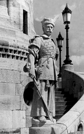 Budapest, Fischerbastei, Statue am Aufgang des Hauptturms